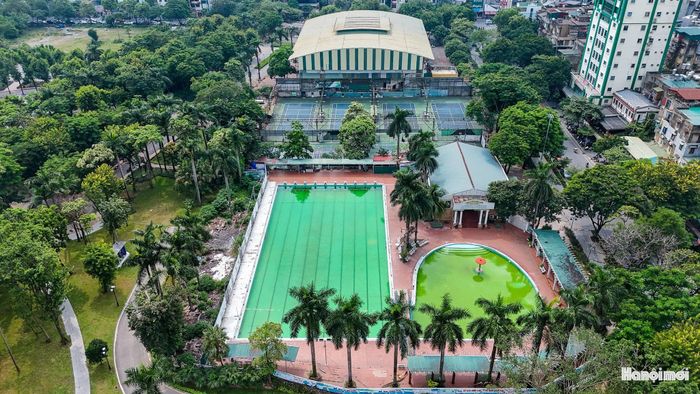 Thực tế, trong quá trình quản lý và sử dụng, một số công trình như sân bóng đá, sân tennis, cơ sở dịch vụ và bãi đỗ xe từng tồn tại tình trạng vi phạm quy hoạch, lấn chiếm đất công viên. Những bất cập này đặt ra yêu cầu phải rà soát tổng thể, xử lý các vi phạm và xác lập định hướng sử dụng đất rõ ràng, bảo đảm quỹ đất dành cho không gian xanh, hoạt động cộng đồng được khai thác đúng mục đích.