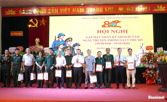 Bí thư Đảng ủy, Chủ tịch HĐND xã Dân Hòa Mai Xuân Trường trao quà tới các thế hệ cán bộ, chiến sĩ lực lượng vũ trang. Ảnh: Lê Dung