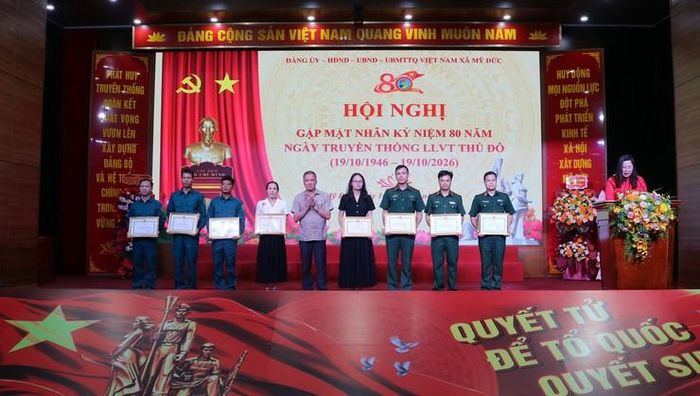 Đồng chí Nguyễn Quang Đường, Chủ tịch UBND xã Mỹ Đức trao tặng Giấy khen cho các cá nhân. Ảnh: Biên Phạm