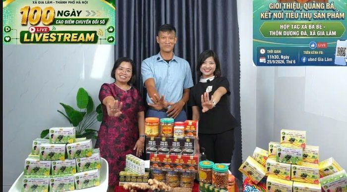 Anh Phùng Đắc Dũng, chủ cơ sở sản xuất tinh bột nghệ và tinh dầu Bà Bé tham gia chương trình livestream kết nối, quảng cáo và tiêu thụ sản phẩm OCOP địa phương. Ảnh: Nhân vật cung cấp