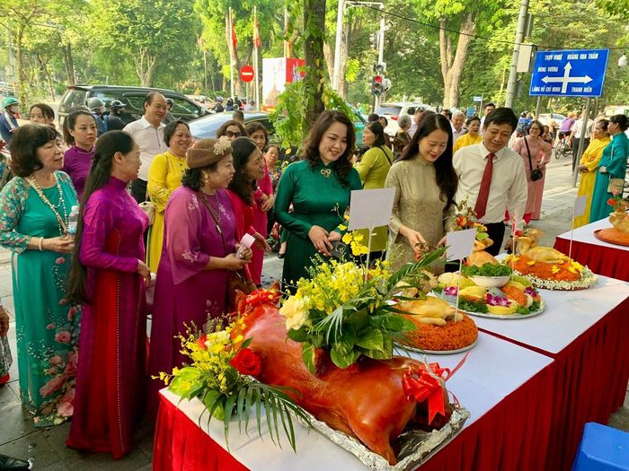 Lãnh đạo Đảng ủy, UBND phường Ba Đình tham quan các mâm lễ do các tổ dân phố chuẩn bị cho lễ hội. Ảnh: PV