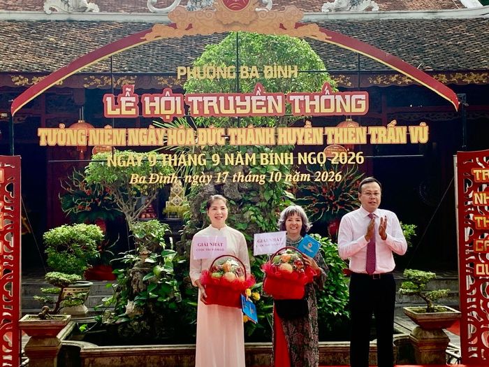 Đồng chí Ủy viên Ban Thường vụ Thành ủy, Bí thư Đảng ủy, Chủ tịch HĐND phường Ba Đình Phạm Quang Thanh trao hai giải nhất tại hội thi mâm lễ. Ảnh: PV