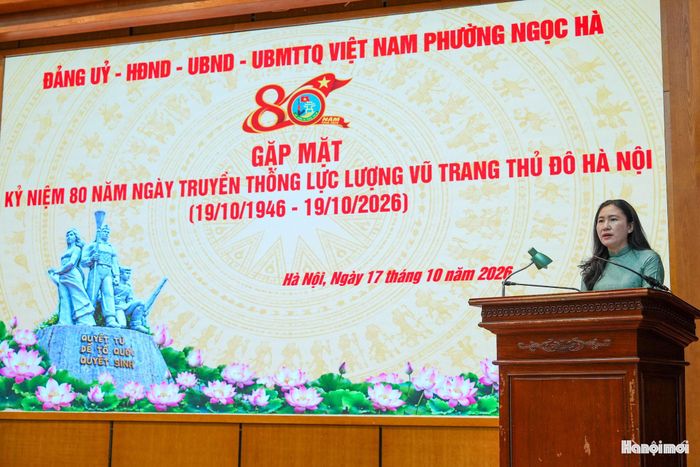 Bí thư Đảng ủy phường Ngọc Hà Đỗ Thị Lan Hương phát biểu tại buổi lễ. Ảnh: Duy Khánh