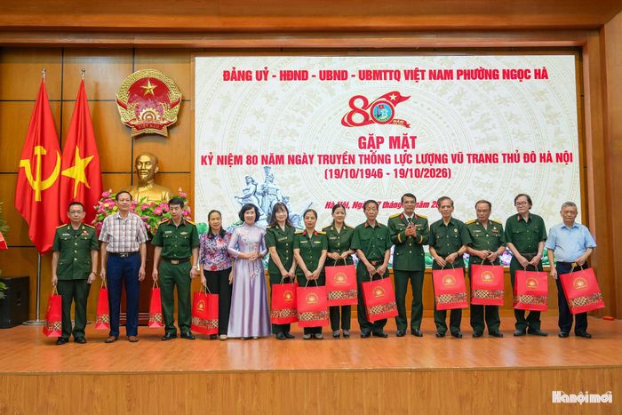 Lãnh đạo phường Ngọc Hà trao quà tri ân các đồng chí nguyên là cán bộ từng công tác, cống hiến trong Lực lượng vũ trang Thủ đô. Ảnh: Duy Khánh