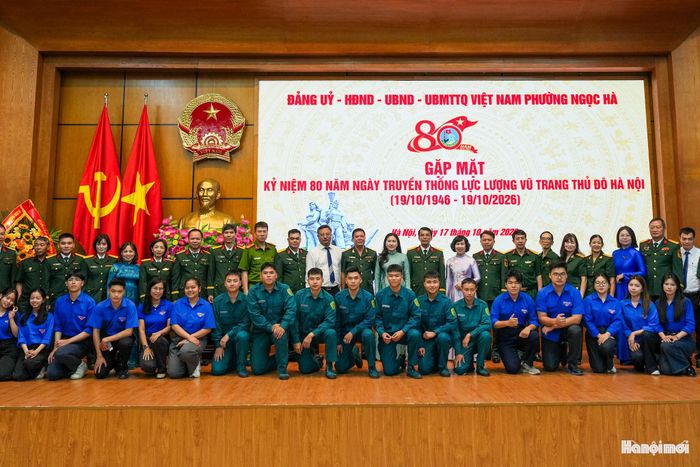 Các đại biểu chụp ảnh lưu niệm. Ảnh: Duy Khánh