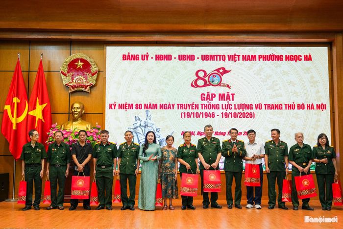 Lãnh đạo phường Ngọc Hà trao quà tri ân các đồng chí nguyên là cán bộ từng công tác, cống hiến trong Lực lượng vũ trang Thủ đô. Ảnh: Duy Khánh