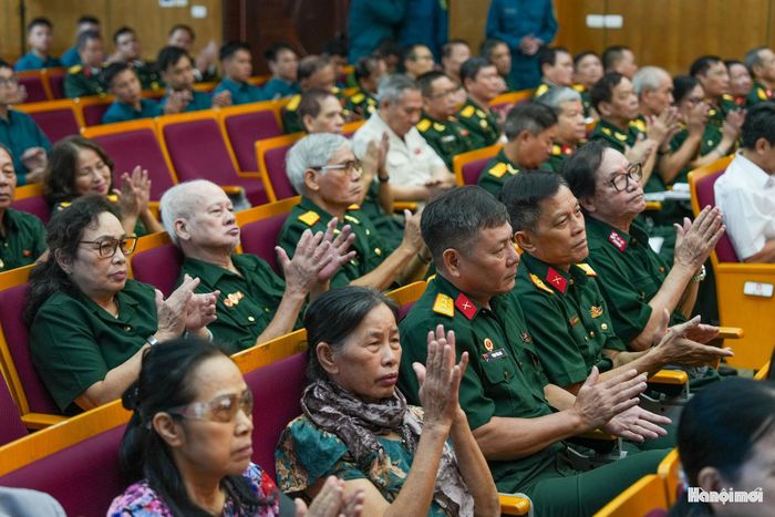 Các đại biểu tham dự Hội nghị gặp mặt các thế hệ cán bộ, chiến sĩ Lực lượng vũ trang Thủ đô do phường Ngọc Hà tổ chức. Ảnh: Duy Khánh