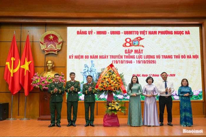 Lãnh đạo phường Ngọc Hà tặng hoa chúc mừng Ban Chỉ huy quân sự phường. Ảnh: Duy Khánh