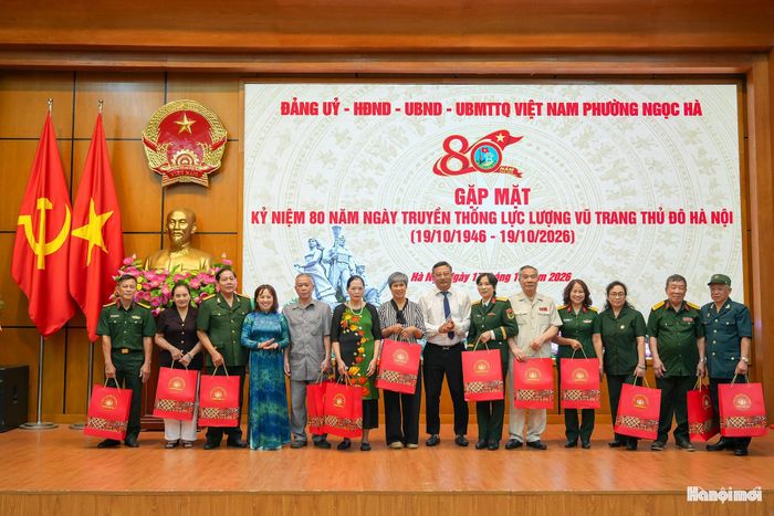 Lãnh đạo phường Ngọc Hà trao quà tri ân các đồng chí nguyên là cán bộ từng công tác, cống hiến trong Lực lượng vũ trang Thủ đô. Ảnh: Duy Khánh