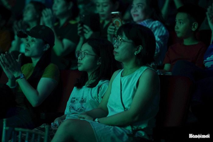 Có lúc, tre hiện lên mạnh mẽ, kiên cường; khi khác lại mềm mại, lãng mạn, mang hơi thở của tình yêu và nhịp sống thường ngày.