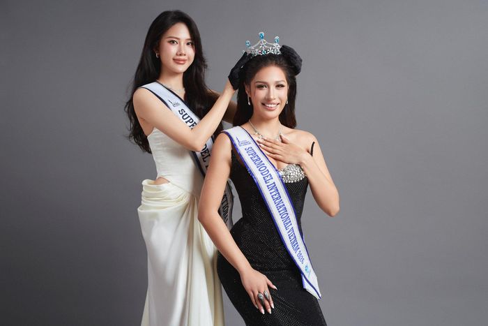 Quán quân Supermodel International 2022 Bùi Quỳnh Hoa (trái) và Top 10 Miss Cosmo Vietnam 2025 Mai Anh. Ảnh: Ban tổ chức.