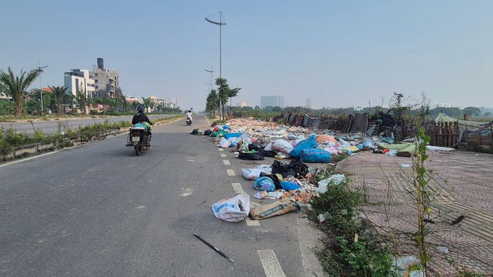 Rác được đổ thành từng đống, gồm túi ni lông, bao bì, đồ dùng sinh hoạt đã qua sử dụng và một số loại phế thải xây dựng. Ảnh: HL