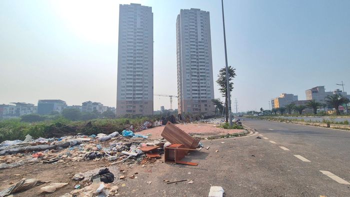 Người dân mong muốn các điểm đổ rác, trạc thải tự phát sớm được thu gom, trả lại cảnh quan sạch đẹp cho tuyến đường. Ảnh: HL