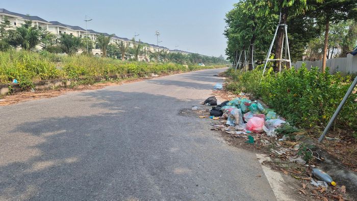 Trước đó, Cơ quan Báo và Phát thanh, Truyền hình Hà Nội đã phản ánh về tình trạng đổ trộm, vứt rác tràn lan trên tuyến đường này nhưng đễn nay vẫn không có chuyển biến. Ảnh: HL