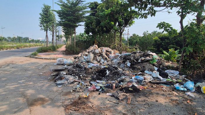 Rác thải và trạc thải xây dựng được tập kết rồi đốt trái phép. Tình trạng này không chỉ gây mất mỹ quan mà còn tiềm ẩn nguy cơ phát sinh ô nhiễm môi trường. Ảnh: HL