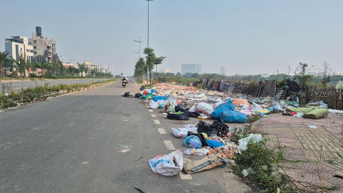 Các đơn vị chức năng cần khẩn trương làm rõ, xử lý các điểm đổ phế thải tự phát, bảo đảm vệ sinh môi trường và cảnh quan đô thị. Ảnh: HL