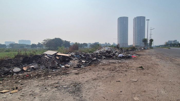 Tại đoạn qua địa phận xã Hoài Đức, ông Phan Hồng Quang, Phó Giám đốc phụ trách Ban Quản lý Dự án Đầu tư - Hạ tầng xã Hoài Đức xác nhận có tình trạng người dân đổ trộm rác, nhưng chưa thể xử lý dứt điểm do không thuộc thẩm quyền quản lý. Ảnh: HL