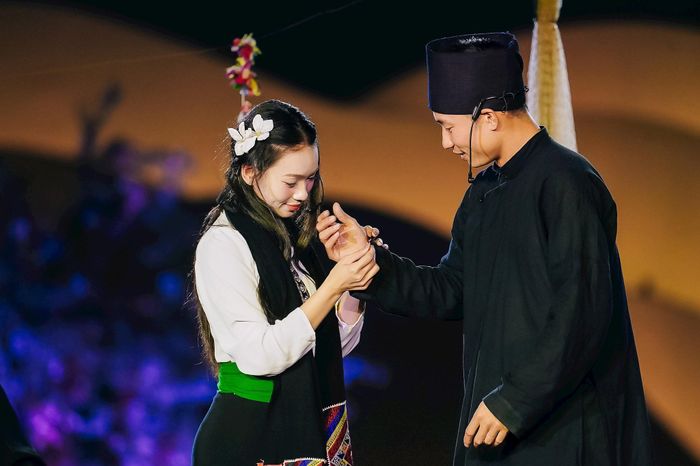 Chương trình được dàn dựng bởi Tổng đạo diễn Lê Hải Yến lấy cảm hứng từ câu chuyện tình yêu của đôi trai gái trong “Xống chụ xon xao”. Ảnh: Ban tổ chức.