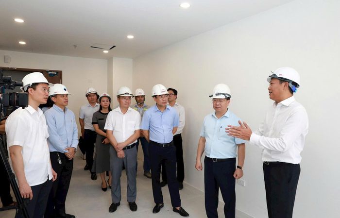 Phó Chủ tịch UBND thành phố Hà Nội Đỗ Anh Tuấn kiểm tra Dự án nhà ở xã hội tại ô đất NO1 Khu đô thị mới Hạ Đình. Ảnh: Hồng Thái