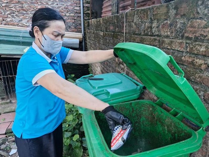 Mô hình xử lý rác hữu cơ tại hộ gia đình bằng men vi sinh IMO ở xã Phú Xuyên vừa bảo vệ môi trường vừa tạo ra phân bón hữu cơ để bón cho cây trồng. Ảnh: PV