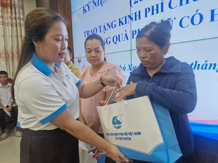 Hội Liên hiệp Phụ nữ xã Phú Xuyên trao tặng quà cho các hội viên có hoàn cảnh khó khăn. Ảnh: PV