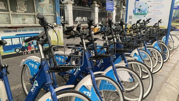 Xe đạp công cộng sẵn sàng phục vụ nhu cầu đi lại của người dân và sinh viên. (Ảnh: Ngọc Mai)