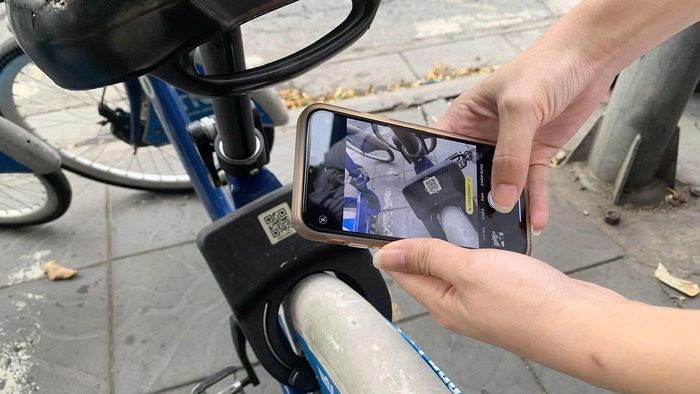 Thao tác quét mã QR mở khóa xe đạp công cộng. (Ảnh: Ngọc Mai)