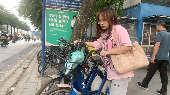 Sinh viên lựa chọn xe đạp công cộng để di chuyển. (Ảnh: Ngọc Mai)