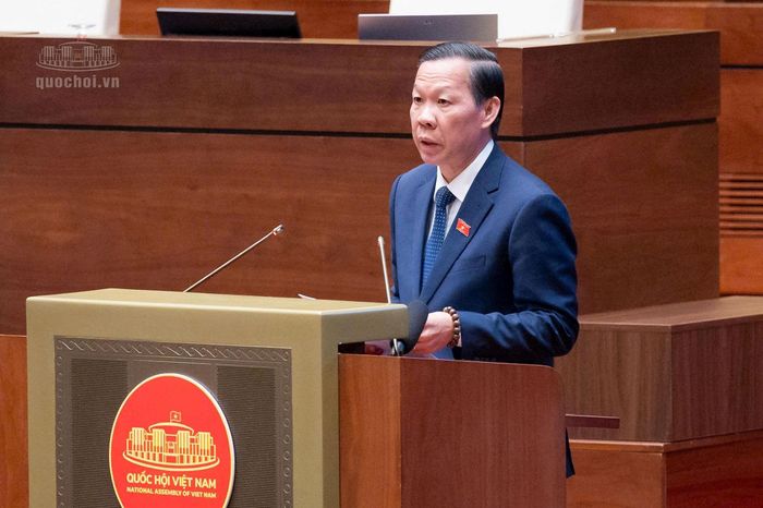 Chủ nhiệm Ủy ban Kinh tế - Tài chính của Quốc hội Phan Văn Mãi báo cáo thẩm tra. Ảnh: media.quochoi.vn