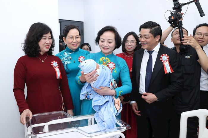 Các đại biểu thăm trẻ sơ sinh tại Bệnh viện Phụ sản trung ương cơ sở 2. Ảnh: Thu Hương