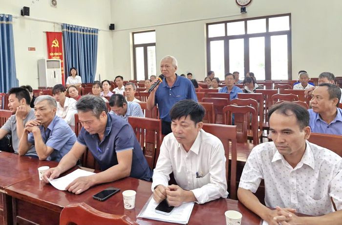 Đại diện các hộ nuôi thủy sản ở xã Ứng Hòa kiến nghị một số nội dung về hỗ trợ đầu ra cho sản phẩm. Ảnh: Đức Duy