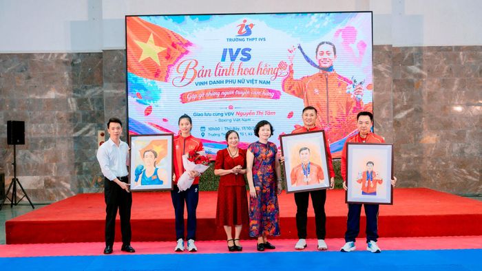 Đại diện trường IVS trao tặng những bức tranh chân dung tới á quân ASIAD 20 Nguyễn Thị Tâm, huấn luyện viên Nguyễn Như Cường và chuyên gia Tawan Mungphingklang. Ảnh: Phú Sơn.