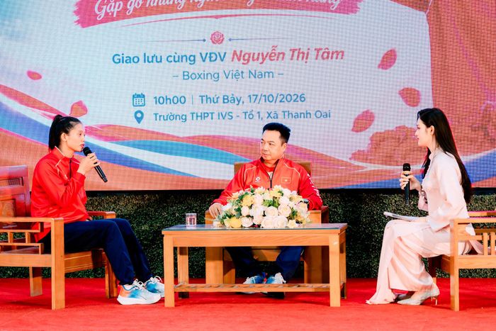 Vó sĩ Nguyễn Thị Tâm trả lời tại giao lưu. Ảnh: Phú Sơn.