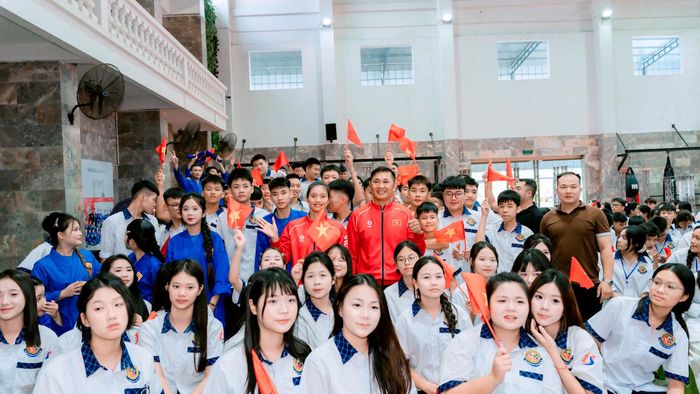 Á quân ASIAD 20 Nguyễn Thị Tâm, chuyên gia Tawan Mungphingklang chụp ảnh giao lưu với học sinh trường IVS. Ảnh: Phú Sơn.