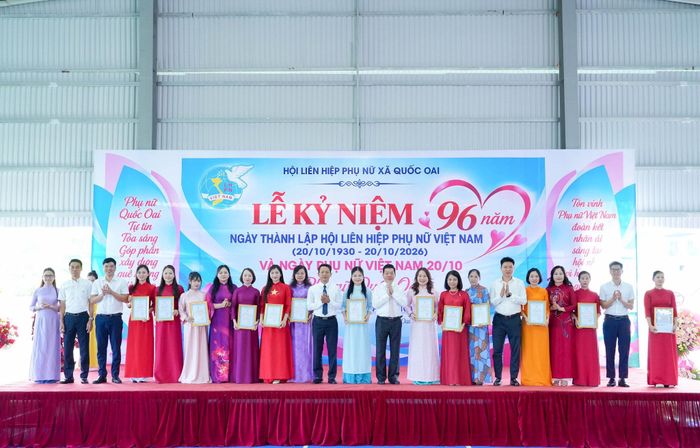 Lãnh đạo xã Quốc Oai trao giải cuộc thi ảnh trực tuyến đợt II năm 2026 với chủ đề "Phụ nữ duyên dáng – Check-in Quốc Oai". Ảnh: Nguyễn Khải