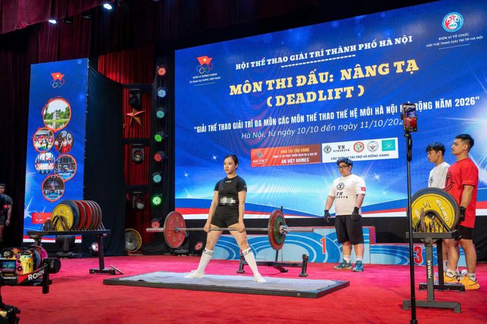 Vận động viên thi đấu môn nâng tạ. Ảnh: Ngân Hà