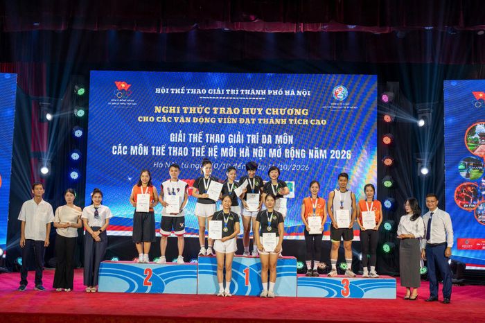 Trao huy chương cho các vận động viên đạt thành tích cao. Ảnh: Ngân Hà