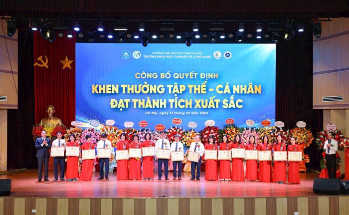 Hiệu trưởng Trường Đại học Sư phạm Hà Nội khen thưởng tập thể Khoa Hóa học và những cá nhân đạt thành tích xuất sắc. Ảnh: Thanh Tùng