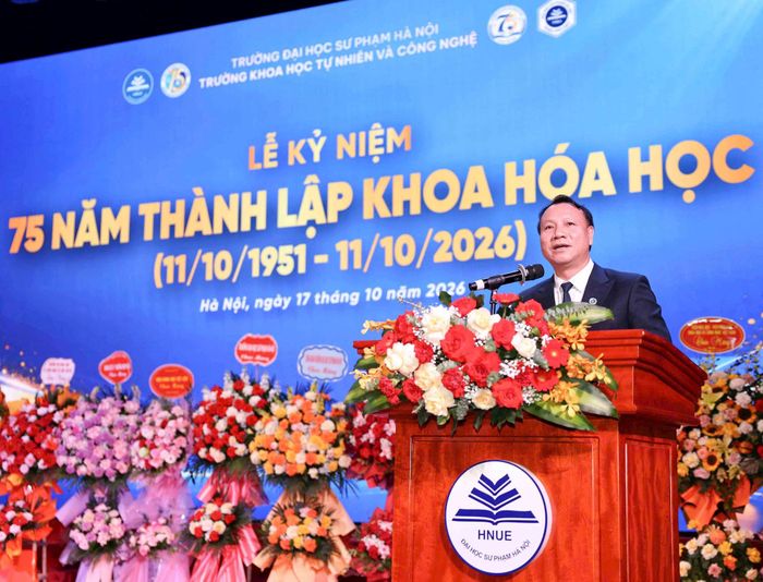 Phó Giáo sư, Tiến sĩ Nguyễn Đức Sơn, Hiệu trưởng Trường Đại học Sư phạm Hà Nội phát biểu chúc mừng 75 năm thành lập Khoa Hóa học. Ảnh: Thanh Tùng