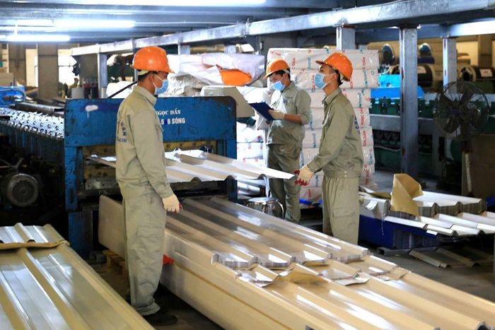 Sản xuất tôn tại Công ty TNHH Ngọc Dần (xã Ngọc Hồi). Ảnh: Phạm Hùng