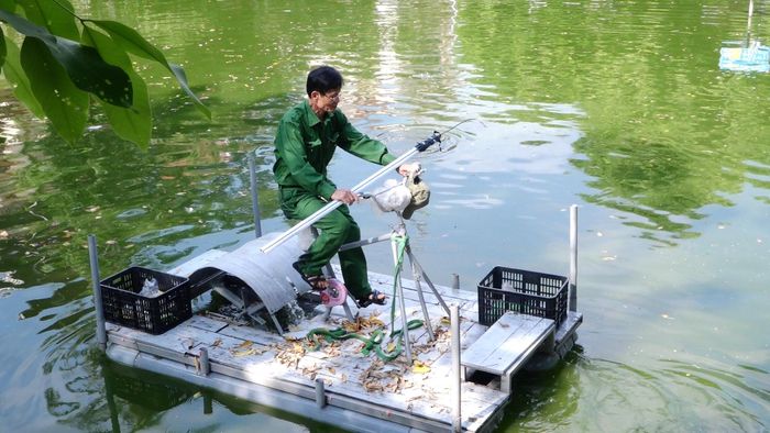 CCB thôn Đông Khê, bền bỉ làm sạch mặt hồ, góp sức gìn giữ môi trường xanh. Ảnh: Đỗ Duẩn