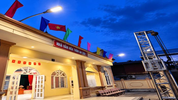 Xã hội hóa nguồn lực lắp đặt hệ thống chiếu sáng năng lượng tại các nhà văn hóa. Ảnh: PV