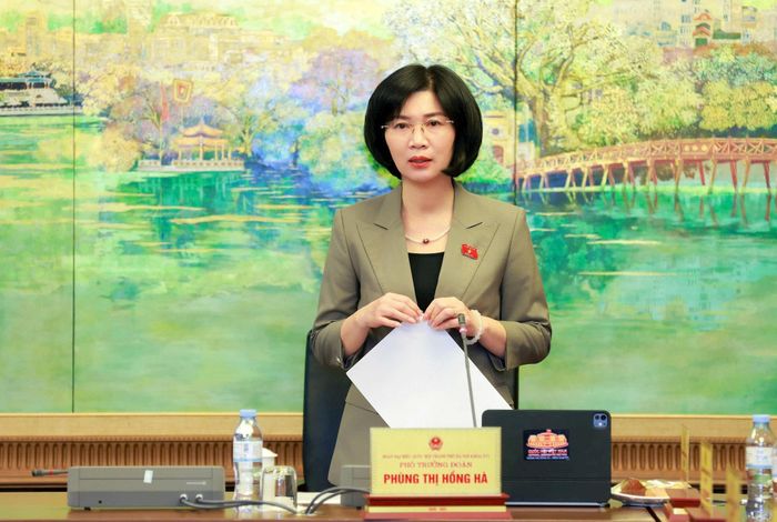 Phó Bí thư Thành ủy, Chủ tịch HĐND thành phố, Phó trưởng Đoàn đại biểu Quốc hội thành phố Hà Nội Phùng Thị Hồng Hà chủ trì phiên thảo luận tại tổ chiều 17-10. Ảnh: Văn Tuyến