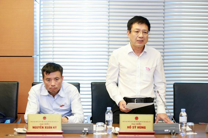 Đại biểu Hồ Sỹ Hùng. Ảnh: Văn Tuyến