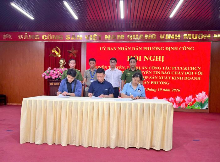 Đại diện các trường học và chủ cơ sở nhà ở kết hợp sản xuất, kinh doanh trên địa bàn ký kết lắp đặt thiết bị truyền tin báo cháy. Ảnh: PV