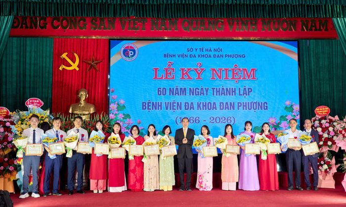 Vinh danh các điển hình xuất sắc, có nhiều đóng góp trong sự phát triển bền vững của Bệnh viện Đa khoa Đan Phượng. Ảnh: Duy