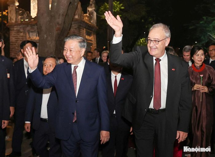 Tổng Bí thư, Chủ tịch nước Tô Lâm và Tổng thống Thụy Sĩ Guy Parmelin vẫy chào người dân Thủ đô.