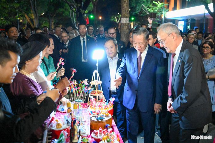 Tổng Bí thư, Chủ tịch nước Tô Lâm giới thiệu các sản phẩm truyền thống của Việt Nam với Tổng thống Thụy Sĩ Guy Parmelin