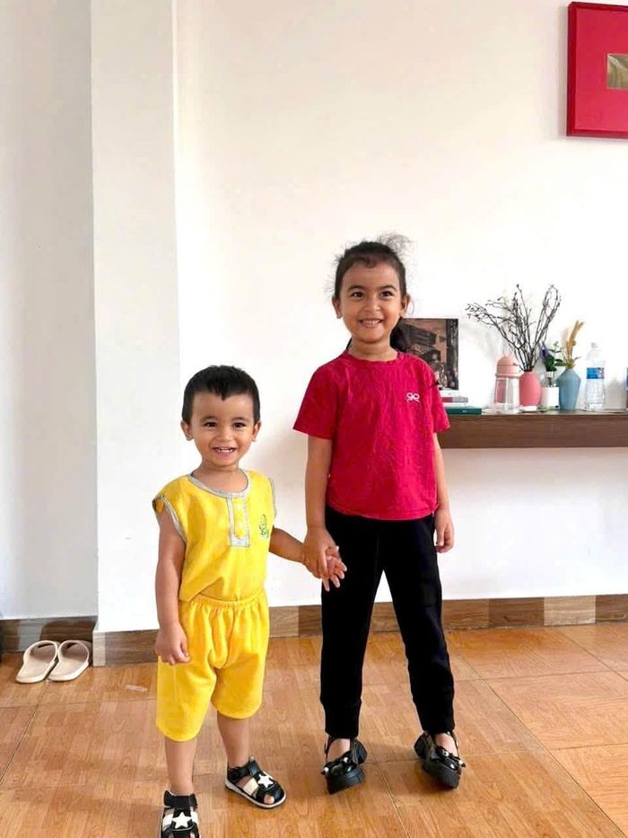 Nữ ca sĩ từng chia sẻ rằng ngay từ khi còn trong bụng mẹ, hình ảnh siêu âm của Milo đã cho thấy cậu bé giống hệt chị gái và bố. Không chỉ khuôn mặt, cả hai chị em còn có những biểu cảm giống nhau từ nhỏ.