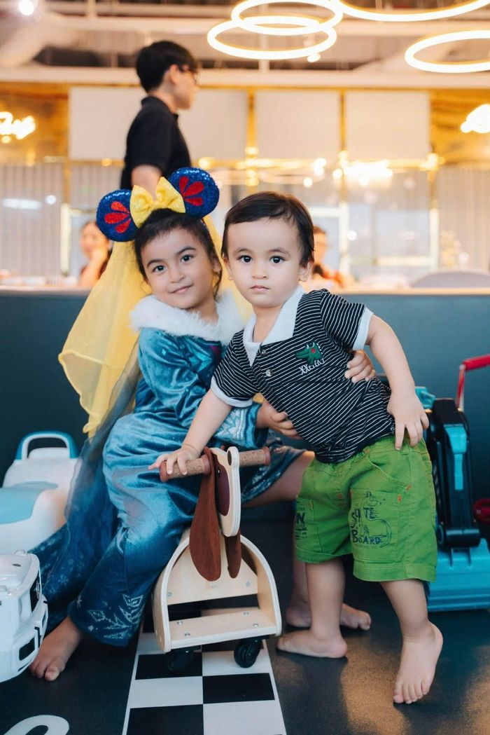 Ngoài ngoại hình và tính cách, hai bé còn được thừa hưởng năng khiếu nghệ thuật từ mẹ. Bé Moon, hiện 5 tuổi, rất thích ca hát và vũ đạo. Cô bé có thể thuộc nhiều bài hát và có giọng hát cao. Trong khi đó, bé Milo cũng sớm bộc lộ sự yêu thích với âm nhạc và nhảy múa.